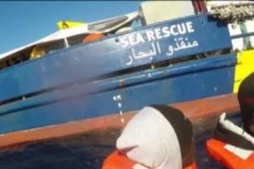Nave mercantile dirottata dai migranti. Il Viminale: "È un atto di pirateria"