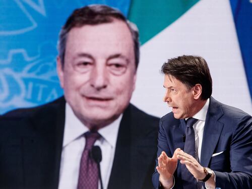 Grillo manda il governo in tilt. "Draghi vuole la testa di Conte" e scoppia il putiferio