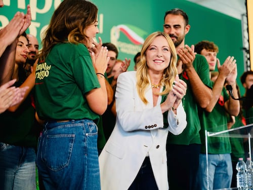 Giorgia Meloni per la sinistra: “Fascista che mangia i bambini”