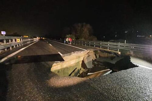 Si sbriciola un'altra autostrada. Voragine impressionante sulla Torino-Piacenza