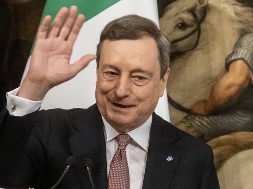 Mario Draghi, cala la fiducia degli italiani. Il sondaggio fa tremare il governo