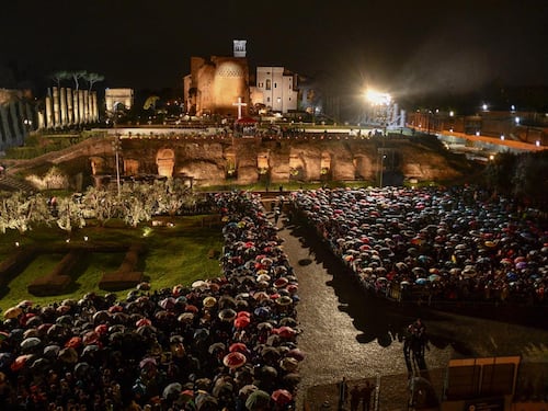 Ventimila fedeli al Colosseo per la Via Crucis dedicata ai giovani