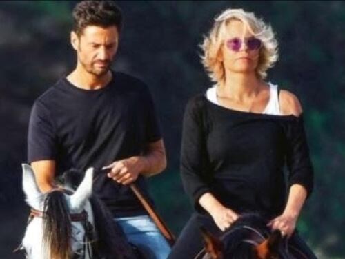 Le vacanze di Maria De Filippi in Sardegna: a cavallo con Filippo Bisciglia