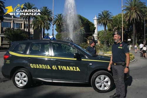 Migranti, soldi pubblici per l'accoglienza spesi in boutique di lusso e viaggi: otto indagati a Benevento