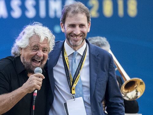 Grillo seppellito dai "vaffa", parlamentari M5s scatenati in chat: basta, subito il partito di Conte