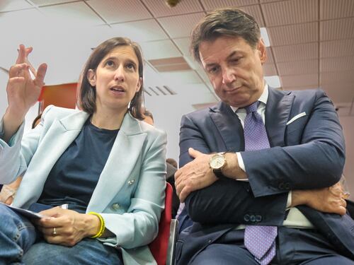 L’asse M5S-Pd va in frantumi sui migranti. Accuse, veleni e ripicche tra Conte e Schlein