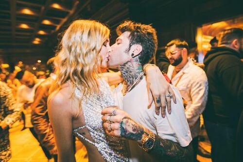 Alla festa di compleanno Fedez bacia Chiara Ferragni sul pancino. I fan sono sicuri: è incinta