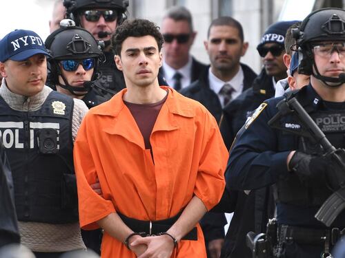 Usa, il killer delle assicurazioni si dichiara colpevole: "Ho sparato io". Luigi Mangioni rischia l'ergastolo