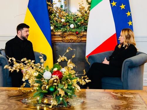 Meloni vede Zelensky, condivisi prossimi passi per la pace. Pressing di Kiev su asset russi e armi