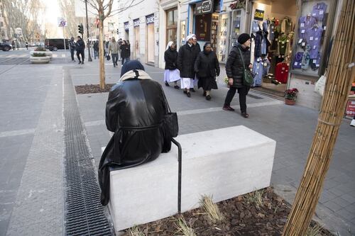 Gualtieri "inciampa" sulle panchine anti-clochard. Sono anche in via Ottaviano