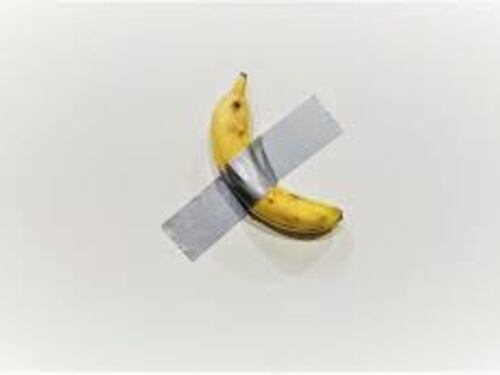 Vittorio Sgarbi imperdibile sulla banana di Maurizio Cattelan