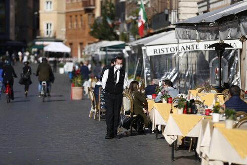 Conte fa il pacco agli italiani. Chiude tutto e dà pochi soldi per i ristori