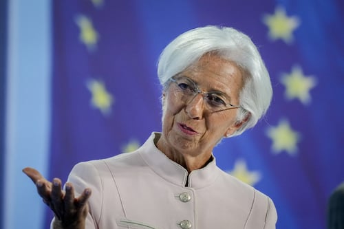 Bce, l’ultima assurdità di Lagarde: sequestra i cellulari al board
