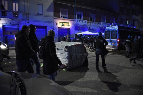 Scene da guerriglia urbana a Torino. Scontri al corteo degli anarchici