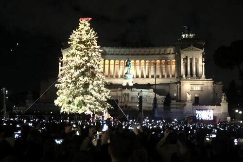 La Raggi accende Spelacchio: folla a piazza Venezia, centro in tilt