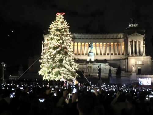 La Raggi accende Spelacchio: folla a piazza Venezia, centro in tilt