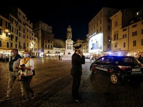 La Raggi chiude le piazze della movida. Giro di vite dopo le 21