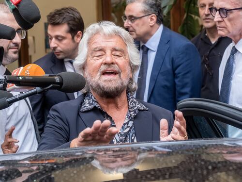 M5S, Beppe Grillo blinda i due mandati e demolisce Luigi Di Maio: “Gigino a cartelletta”