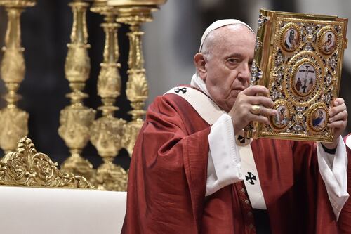 Papa Francesco "grazia" la Raggi. Nell'Angelus salta il degrado di Roma