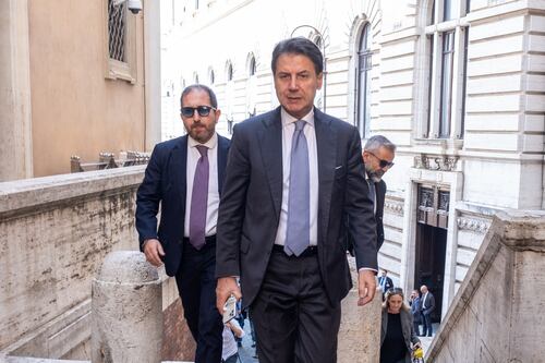 Guerra di piazze per la pace: Conte a Roma, Calenda a Milano. E il Pd non sa che fare