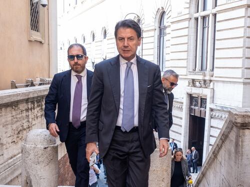 Guerra di piazze per la pace: Conte a Roma, Calenda a Milano. E il Pd non sa che fare