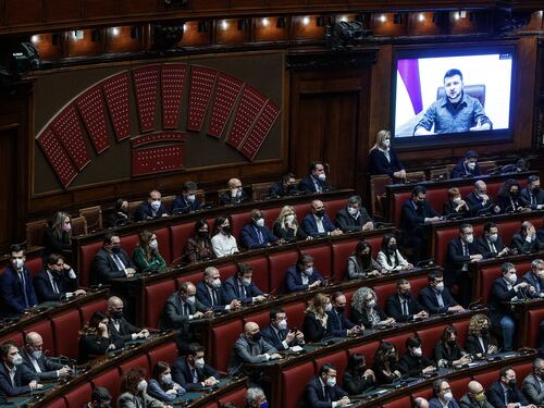 Boom di assenti per il discorso di Volodymyr Zelensky. La verità sulla defezione del leghista Pillon