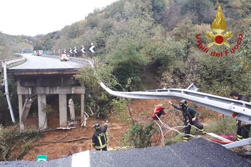 Crolla il viadotto sulla Torino-Savona. Un pullman si ferma a pochi metri dalla catastrofe