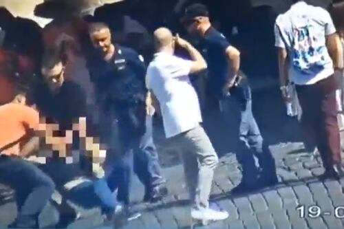 Grida "Allah akbar" e prova a darsi fuoco in piazza San Pietro