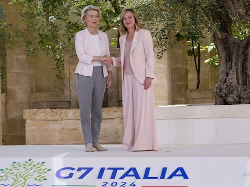 Meloni cambia agenda all’Ue. Svolta su migranti e green al vertice Ecr