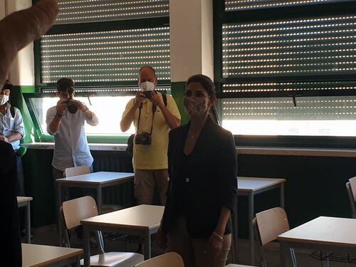 La Raggi consegna i primi banchi monoposto al liceo Augusto