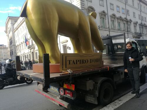 Striscia ci riprova: il Tapiro d'Oro gigante per Minniti appare a via del Corso