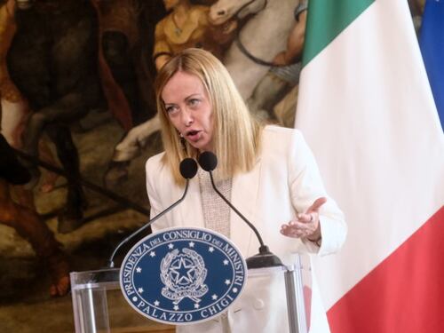 Gaza, colpita la chiesa della Sacra Famiglia. Meloni: "Attacchi ai civili inaccettabili"