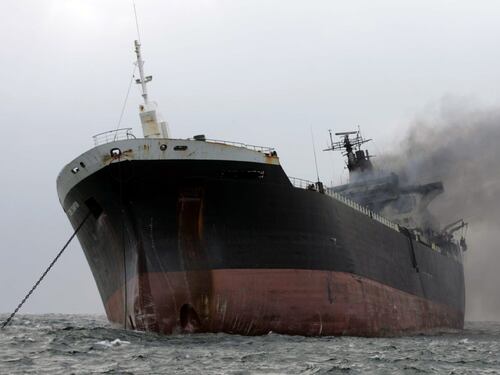 Petroliera iraniana in fiamme. "Colpita da due missili, è terrorismo"