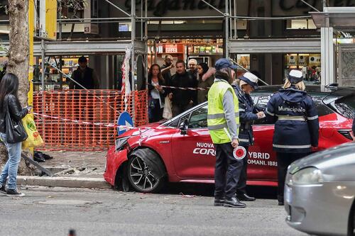 Auto travolge pedoni alla fermata dell'autobus. Tra i 5 feriti anche due bambine