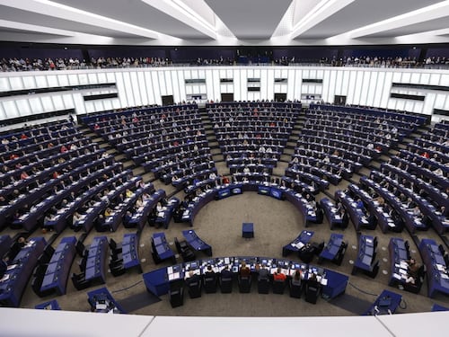 Violenza sulle donne, Pd e M5S votano contro la direttiva Ue