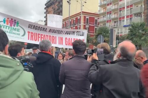 Banca popolare di Bari, correntisti in piazza. E l'audio choc finisce in Procura