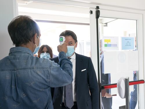 Conte nel gel fino al collo