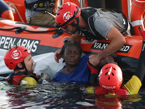 Open Arms: "Due morti in mare, colpa dell'Italia". Salvini: "Dalle ong solo bugie, io non mi fermo"