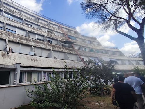 "Noi da 15 anni nel residence, a Spin Time subito la casa popolare". Rabbia contro il Comune