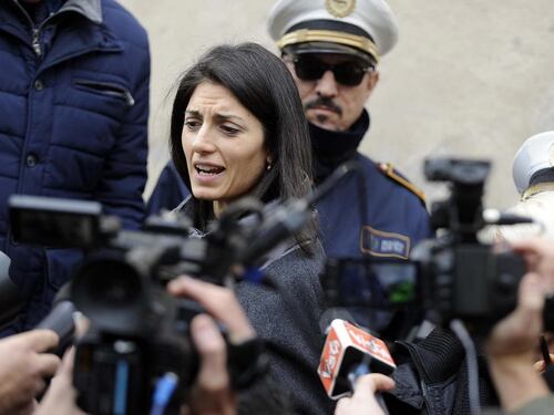 Due polizze inguaiano la Raggi. Romeo la difende: "Nessuna relazione"