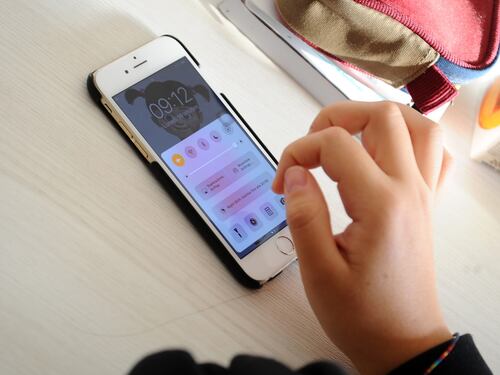 Scuola, vietato l’uso del cellulare in classe. Valditara: “Basta distrazioni”