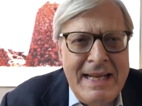Servo di regime tieniti la tua Raggi e vai a c...Sgarbi asfalta Travaglio