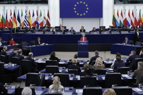 A Strasburgo i Cinquestelle votano contro la risoluzione che condanna il dittatore "amico" di Putin