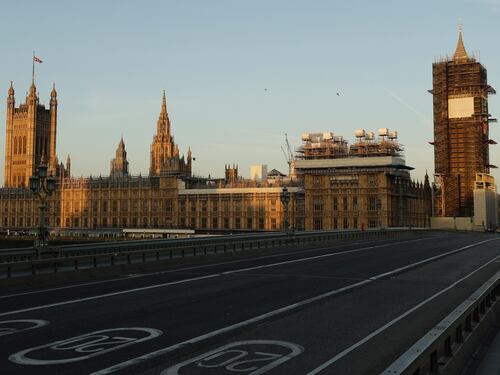 Emergenza imprese, a Londra lo Stato aiuta sul serio