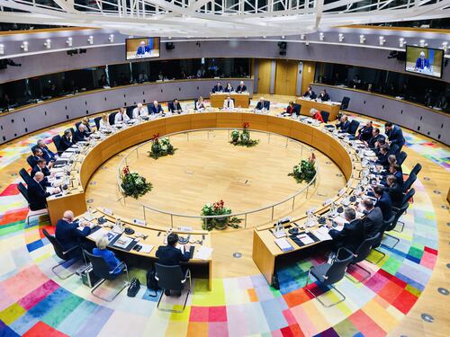 Ue, accordo nella notte sull'Ucraina. Passa la linea dell'Italia: salta l'uso degli asset russi, Mercosur rinviato