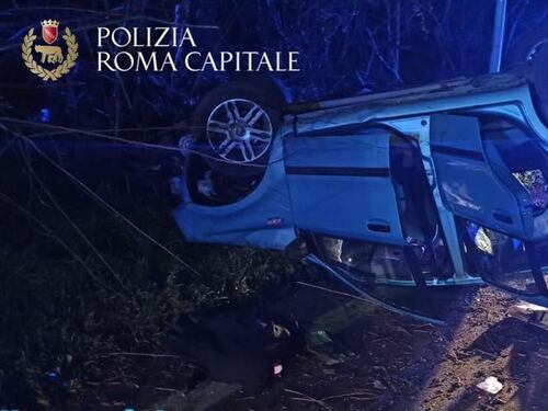 Tragedia a Roma: schianto in auto, muore a 17 anni. Nella carambola altri 4 feriti