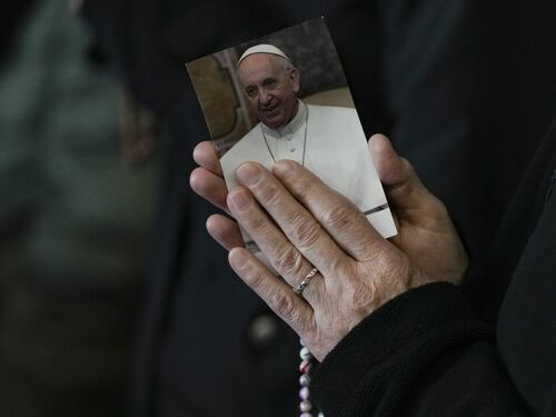 Papa Francesco sulle orme di Wojtyla: ecco perché non scenderà dalla Croce