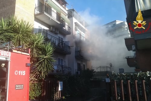 Incendio in appartamento a Roma, salve sei persone