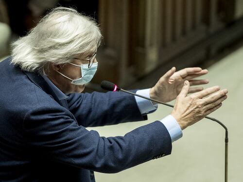 Si dimetta e se ne vada in Cina. Vittorio Sgarbi fulmina Conte