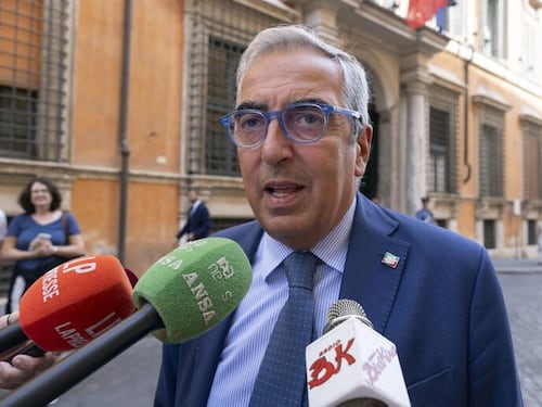 25 Aprile, Gasparri con i giovani di Forza Italia al cimitero americano a Nettuno: "Omaggio ai caduti"